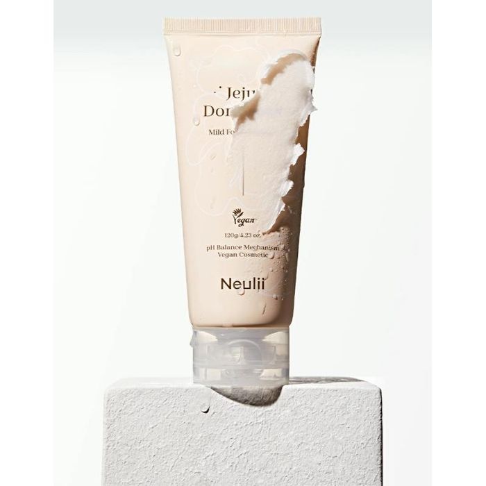 Пенка для лица очищающая с экстрактом камелии, Jeju Dongbeak Mild Foam Cleanser, Neulii, 120 г